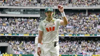 বিশ্বরেকর্ড গড়ে বছর শেষ করলেন মিচেল স্টার্ক