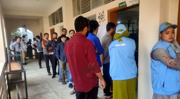 রাজধানীতে ভোটারদের স্বতঃস্ফূর্ত উপস্থিতি