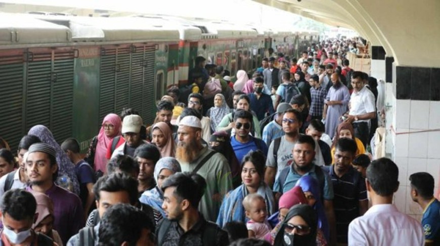 ট্রেনে ঈদযাত্রা শুরু, কমলাপুর স্টেশনে উপচেপড়া ভিড়