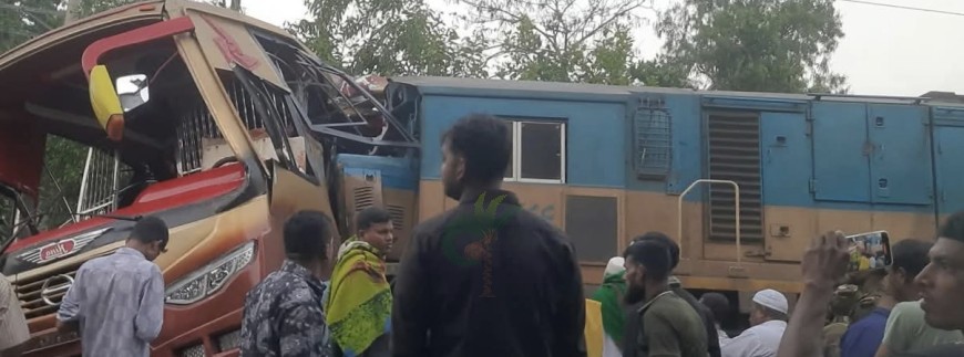 কুমিল্লায় বাস-ট্রেন সংঘর্ষে নিহতদের মধ্যে যশোরের দম্পতি
