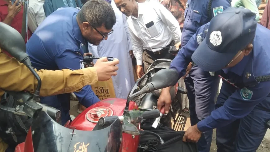 ট্রাফিক সংকেত দিতেই মোটরসাইকেল ফেলে পালালেন চালক