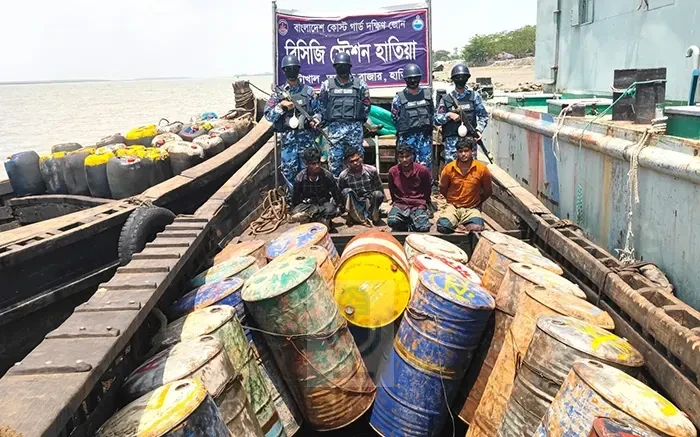 কোস্ট গার্ডের অভিযানে ৬৮১৫ লিটার জ্বালানি তেলসহ ৪জন আটক