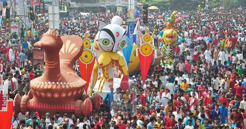 ‘নববর্ষের ঐকতান, গণতন্ত্রের পুনরুত্থান’ প্রতিপাদ্যে চারুকলার ‘বৈশাখী শোভাযাত্রা’য়  মানুষের ঢল