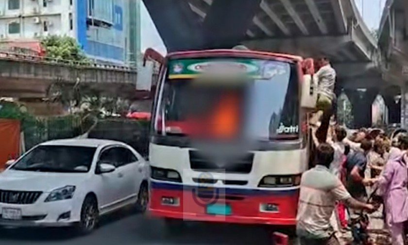 চলন্ত বাসে আগুন : অল্পের জন্য রক্ষা পেল অর্ধশতাধিক যাত্রী