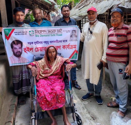 কপিলমুনিতে দুর্ঘটনায় আহত ফাতেমাকে হুইল চেয়ার প্রদান