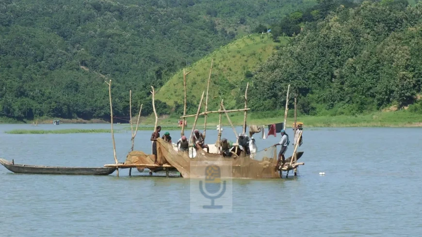 কাপ্তাই হ্রদে ২৪ এপ্রিল মধ্যরাত থেকে মাছ শিকারে নিষেধাজ্ঞা জারি
