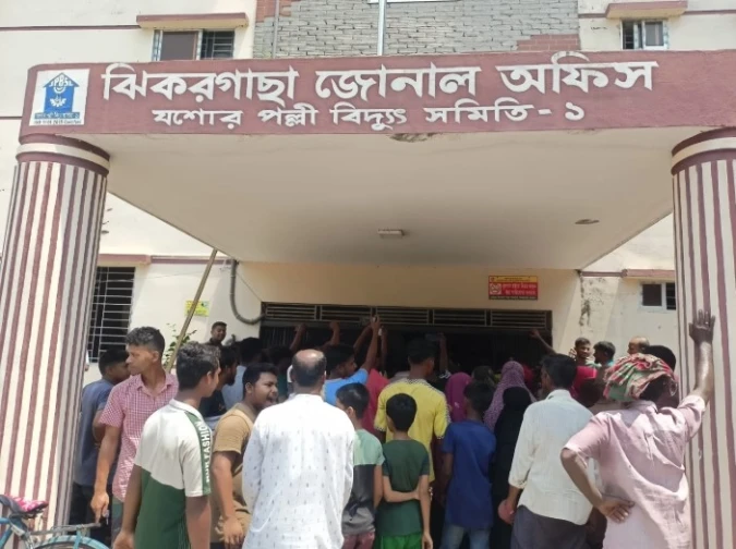 ঝিকরগাছায় বিদ্যুৎ সংকটে  পল্লী বিদ্যুৎ কার্যালয় ঘেরাও