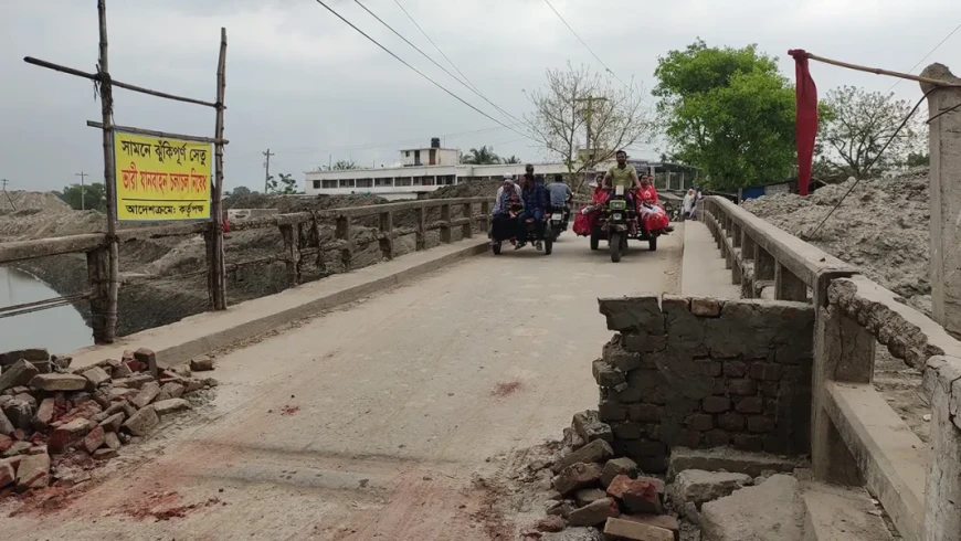 ডুমুরিয়া উপজেলা প্রকৌশলীর উদাসীনতায় নির্মাণ হয়নি সেতু: জনদুর্ভোগ চরমে