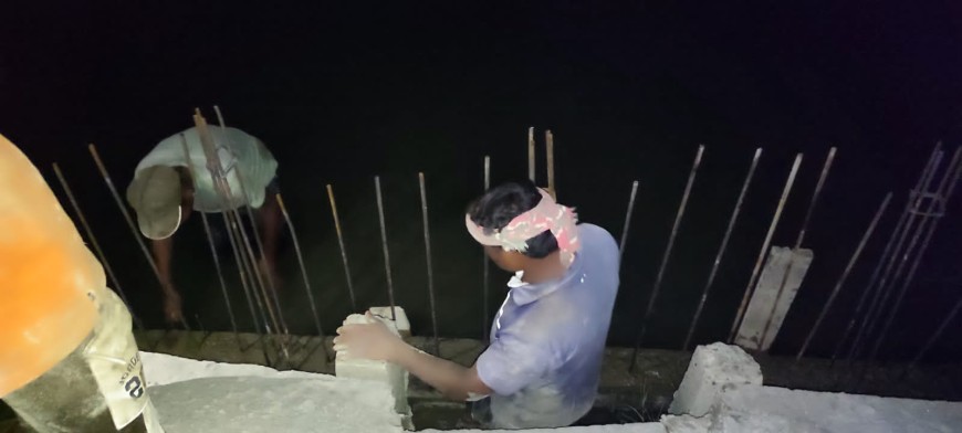 পাইকগাছায় ঘুটঘুটে অন্ধকারে তদারকিহীন চলছে পৌরসভার প্রকল্পের ঢালাই কাজ