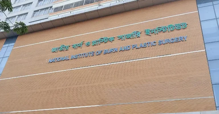 ফতুল্লায় বাসায় গ্যাস বিস্ফোরণ'' বাবা''র তিন ঘণ্টা পর প্রাণ গেল এক ছেলের, বাকি দুজনের অবস্থাও আশঙ্কাজনক