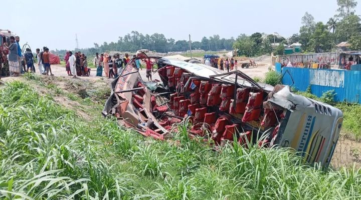 ঢাকা-টাঙ্গাইল মহাসড়কে যাত্রীবাহী হানিফ পরিবহন খাদে, গুরুতর আহত ১৭