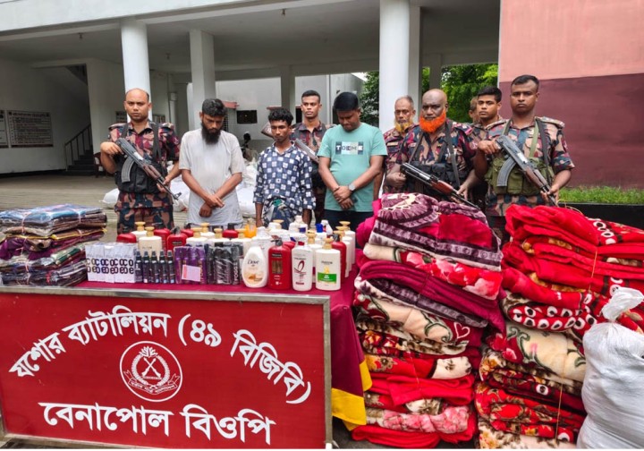 ত্রাণের চালানে চোরাচালানি পণ্য, বেনাপোলে কাস্টমস কর্মকর্তাসহ আটক ৩