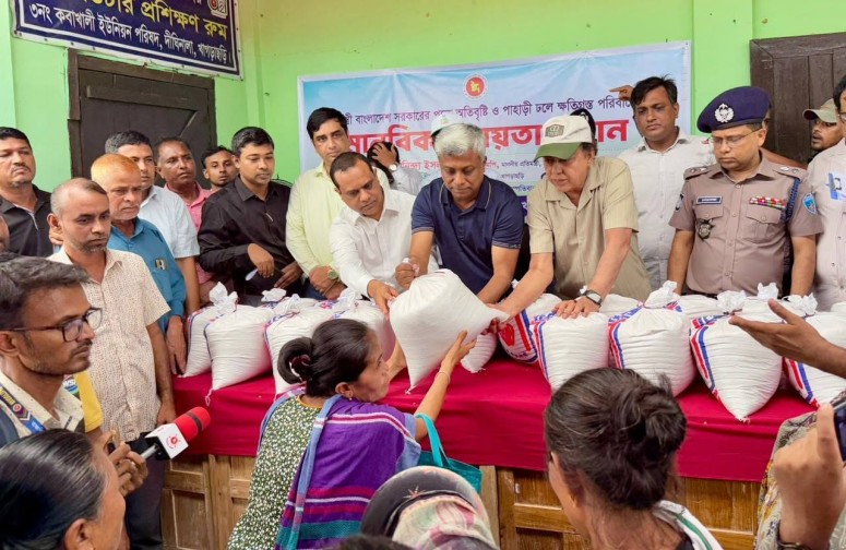 বন্যা দুর্গতদের পাশে  প্রতিমন্ত্রী অনিন্দ্য ইসলাম অমিত