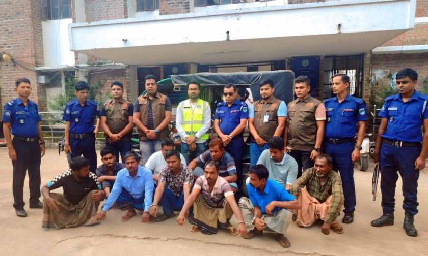 ঝিনাইদহে আন্তঃজেলা ডাকাত দলের ১০ জন আটক, ইজিবাইকসহ লুণ্ঠিত মালামাল উদ্ধার