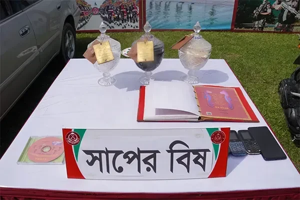 ৩৮ কোটি টাকা মূল্যের সাপের বিষসহ ৪ জন আটক করেছে বিজিবি