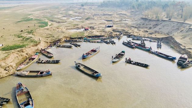 জাদুকাটা নদীর তীর কেটে অবৈধ বালু উত্তোলন, বদলে যাচ্ছে গতিপথ