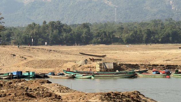 জাদুকাটা নদীর তীর কেটে অবৈধ বালু উত্তোলন, বদলে যাচ্ছে গতিপথ