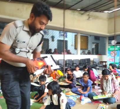 গোটা বিশ্বের সাথে একযোগে আগামী ২৬ জুন বাংলাদেশেও মাদকদ্রব্যের অপব্যবহার ও অবৈধ পাচার বিরোধী দিবস ২০২৬ উদযাপন পালনের  লক্ষ্যে সরকারি কর্মসূচির আওতায় গতকাল সকালে যশোর শিশু একাডেমী সহযোগিতায় এবং মাদকদ্রব্য নিয়ন্ত্রন অধিদপ্তর যশোর এর আয়োজনে শতাধিক শিশুদের নিয়ে চারটি বিষয়ে চিত্র অংকন প্রতিযোগিতার আয়োজন করে।